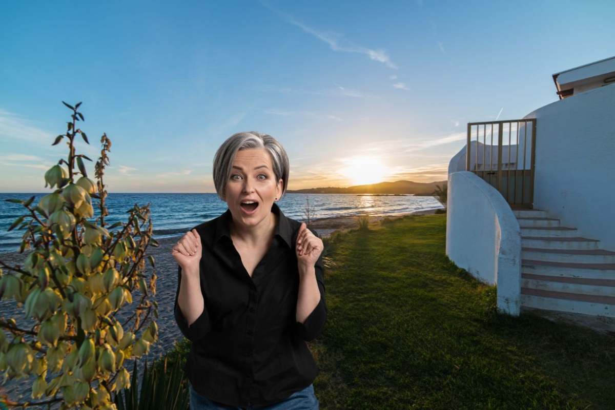 casa al mare e donna che esulta