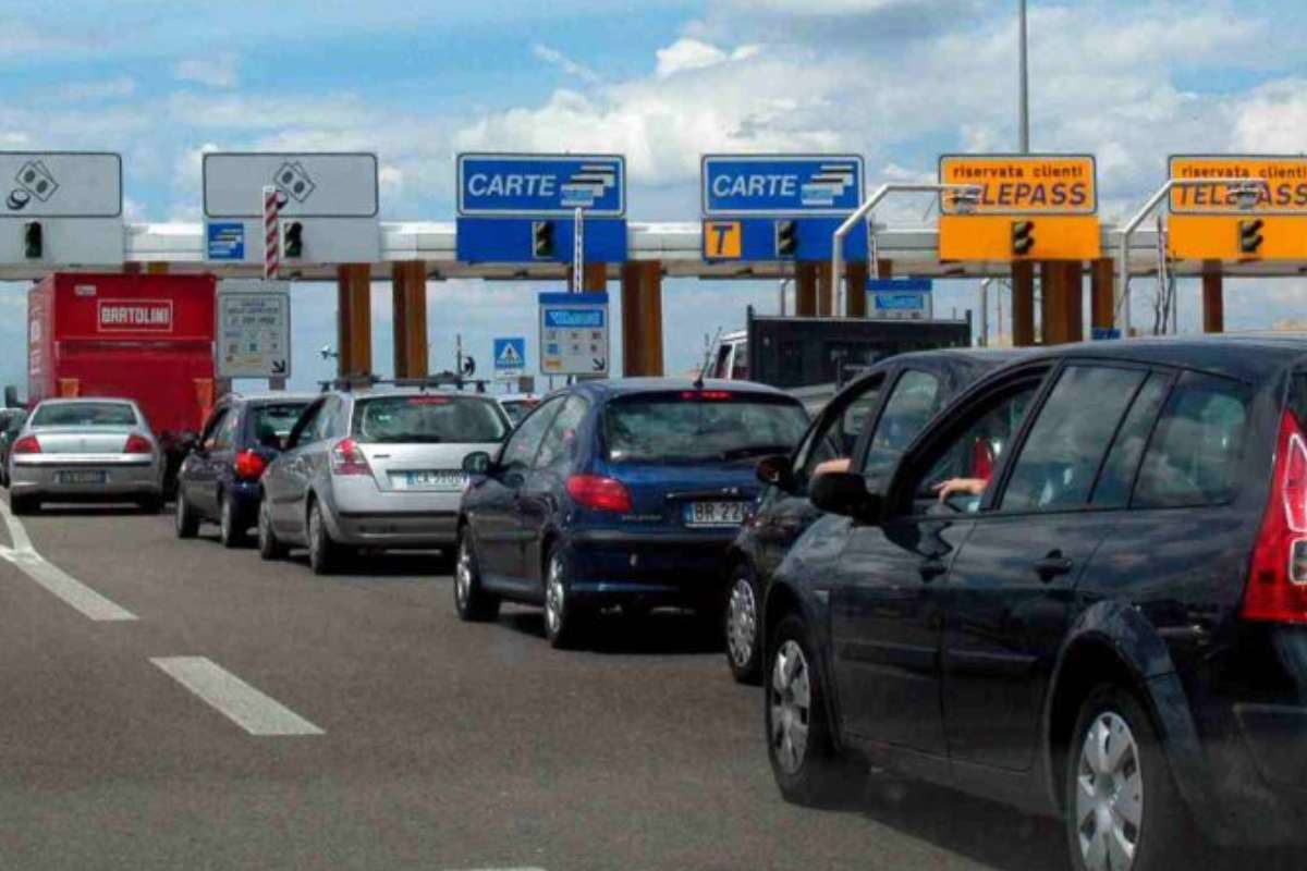 Dei caselli autostradali con coda di auto