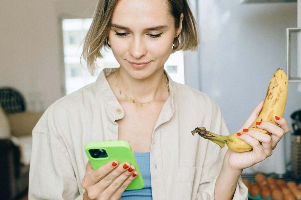 Prendi il cellulare anche se non arrivano notifiche, per la psicologia significa che…