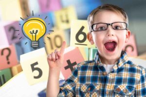 bambino idea lampadina e dadi con numeri