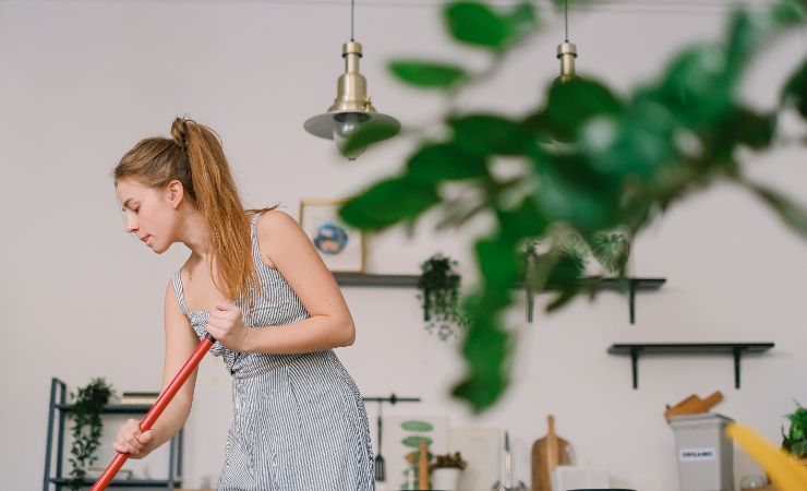 donna che lava il pavimento