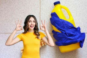 donna che dice ok e prodotti per la pulizia del pavimento