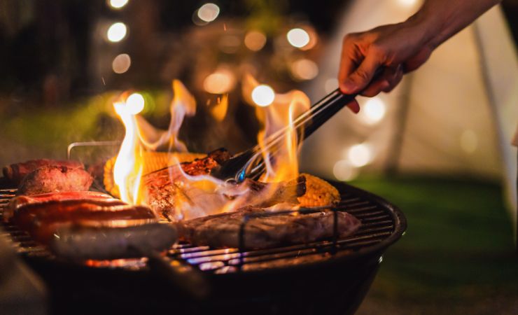 donna che usa barbecue