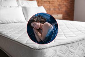 materasso come sfondo e donna che dorme