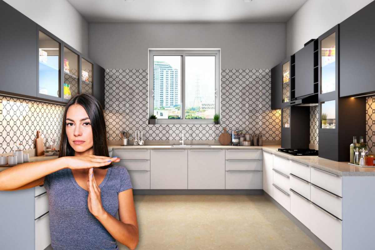 cucina e donna che fa stop con le mani