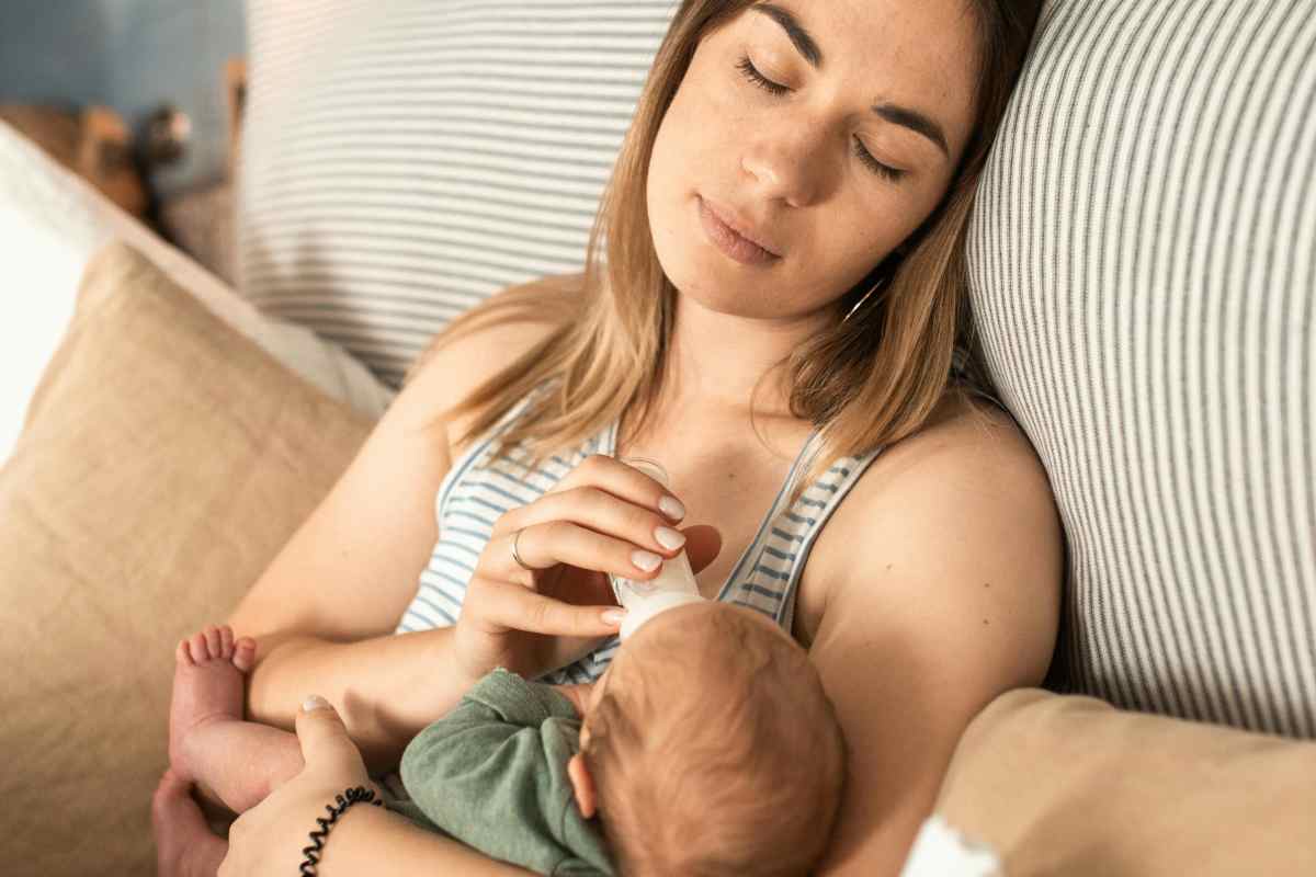 Una mamma che dà il latte a un neonato