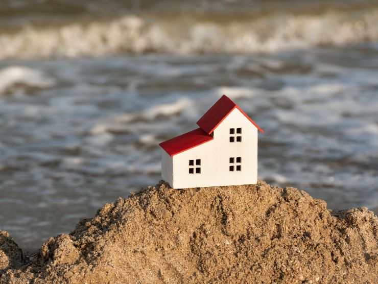 mare e sagoma casa su scoglio 