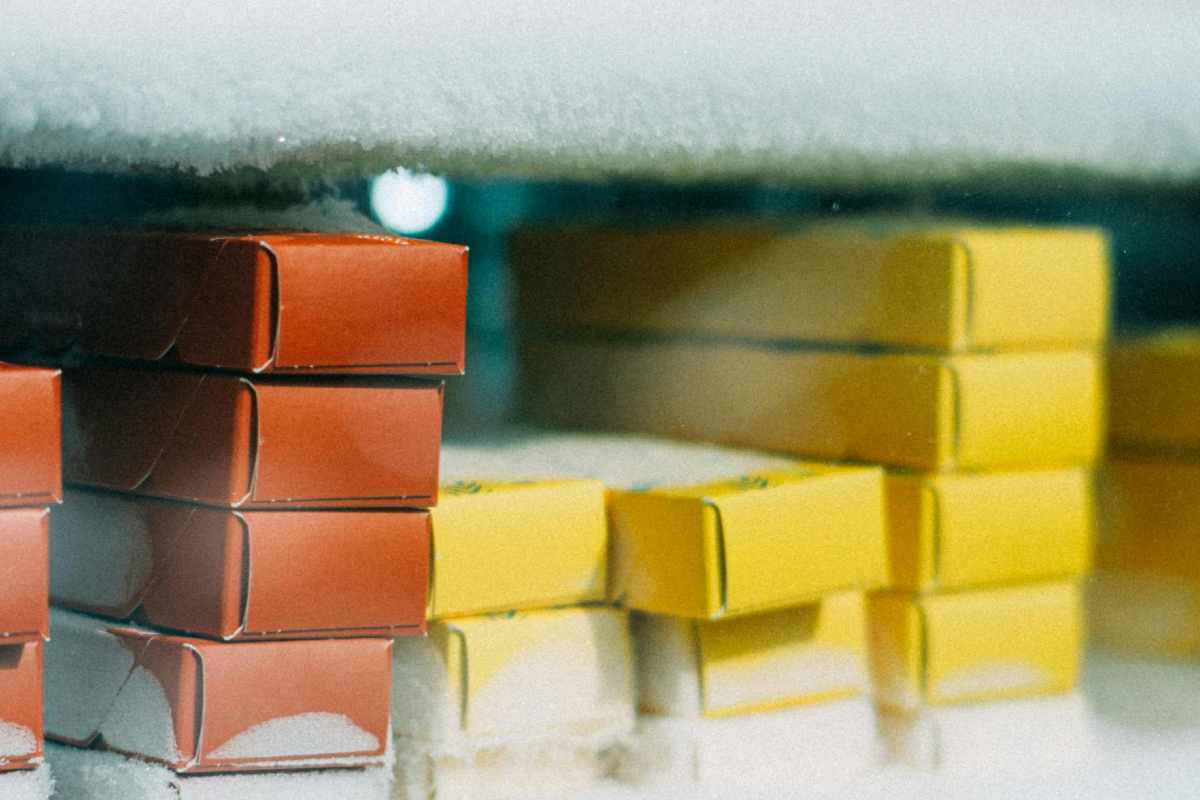 L'interno di un freezer con ghiaccio e brina in eccesso 
