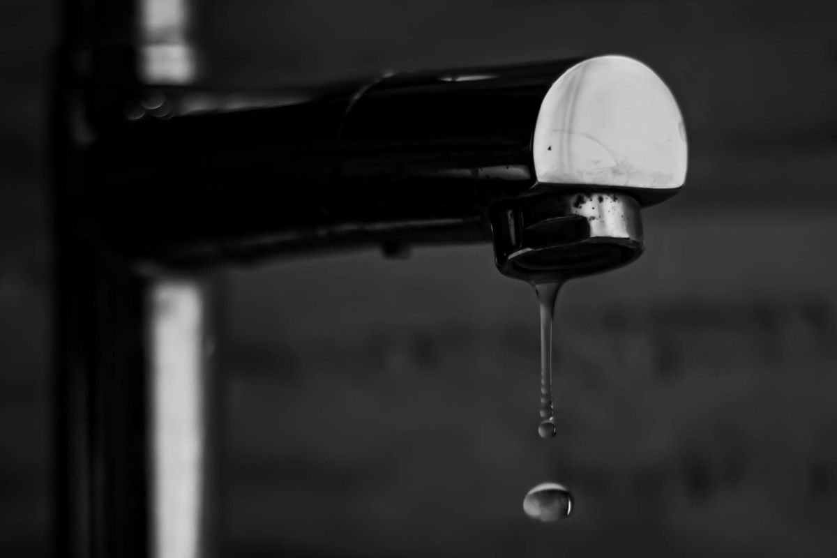 Un lavandino che perde: foto in bianco e nero