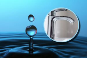 Una goccia d'acqua e, in evidenza, un lavandino che perde