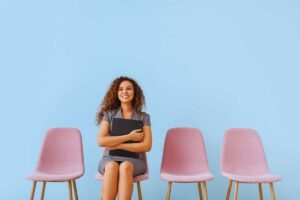 ragazza aspetta lavoro