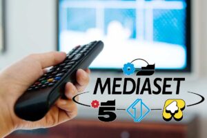 telecomando puntato alla TV, logo mediaset