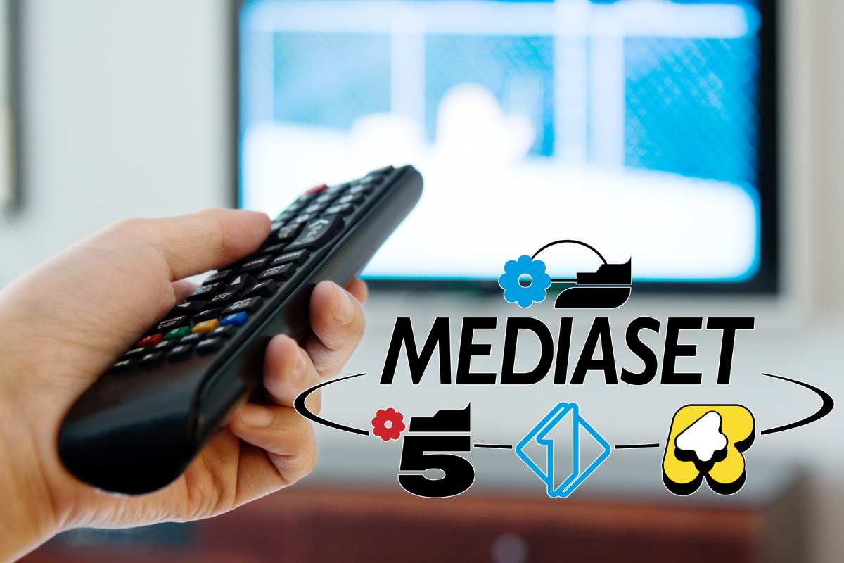 telecomando puntato alla TV, logo mediaset