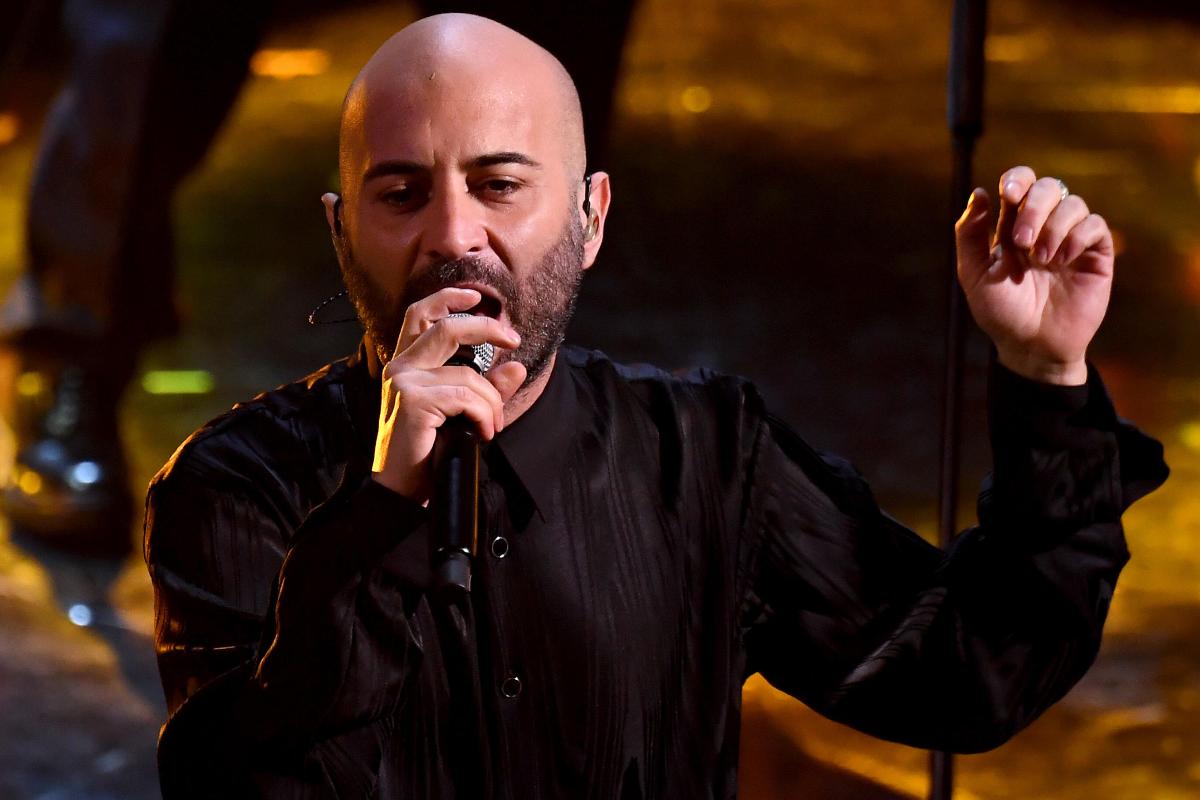 giuliano sangiorgi mentre canta