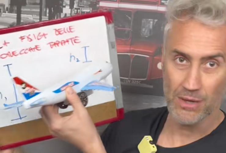 prof schettini con una lavagna in mano