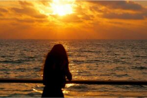Guardare il tramonto al mare