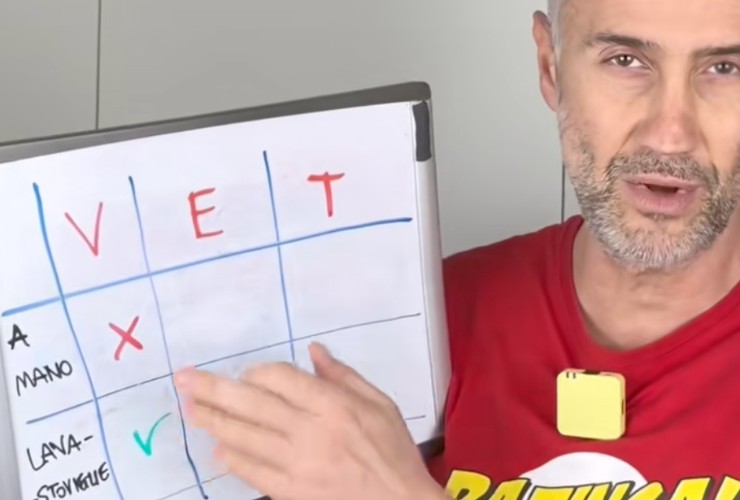 prof schettini con una lavagna