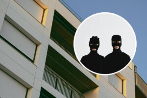 I balconi di appartamenti e, in evidenza, due ladri con passamontagna