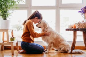 Donna che abbraccia un cane