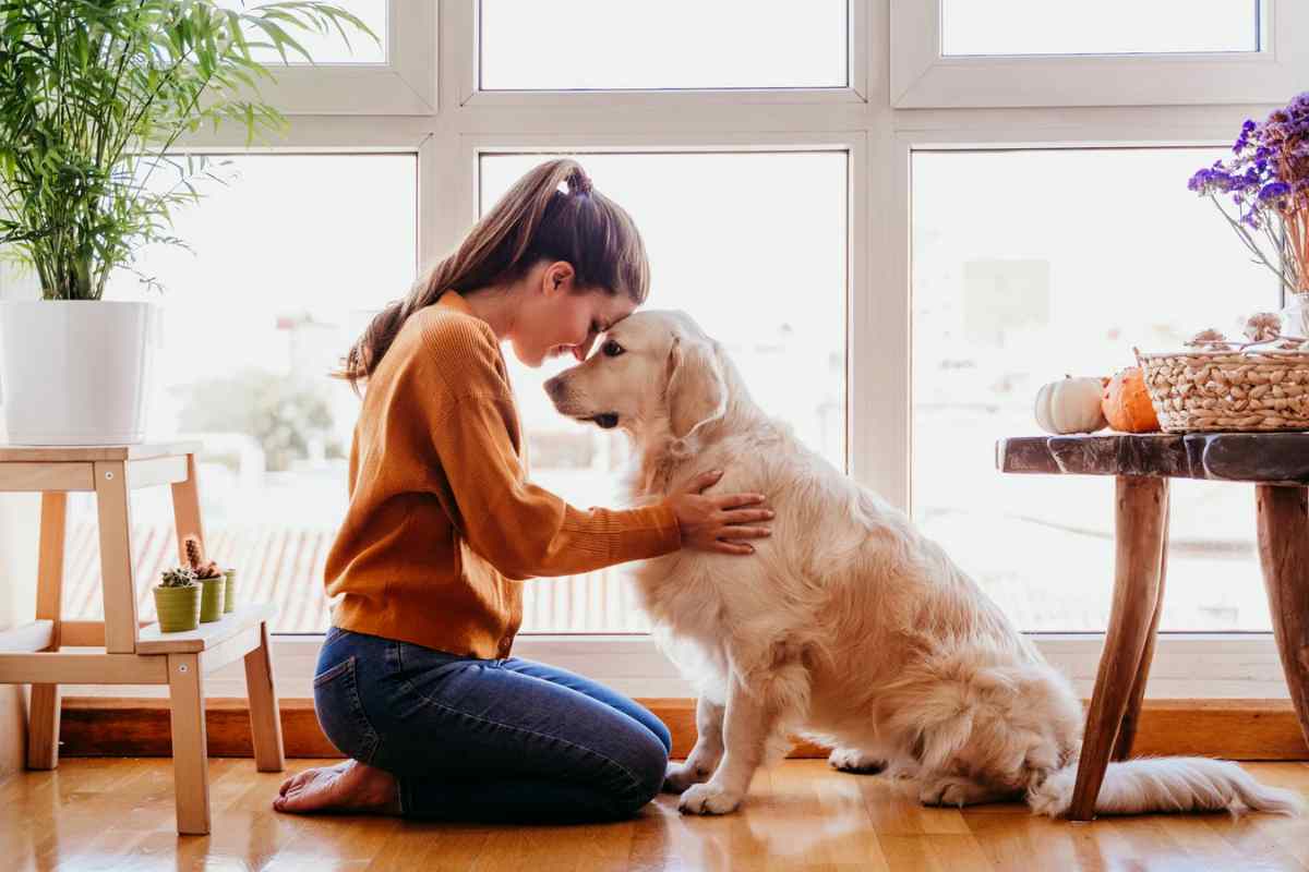 Donna che abbraccia un cane