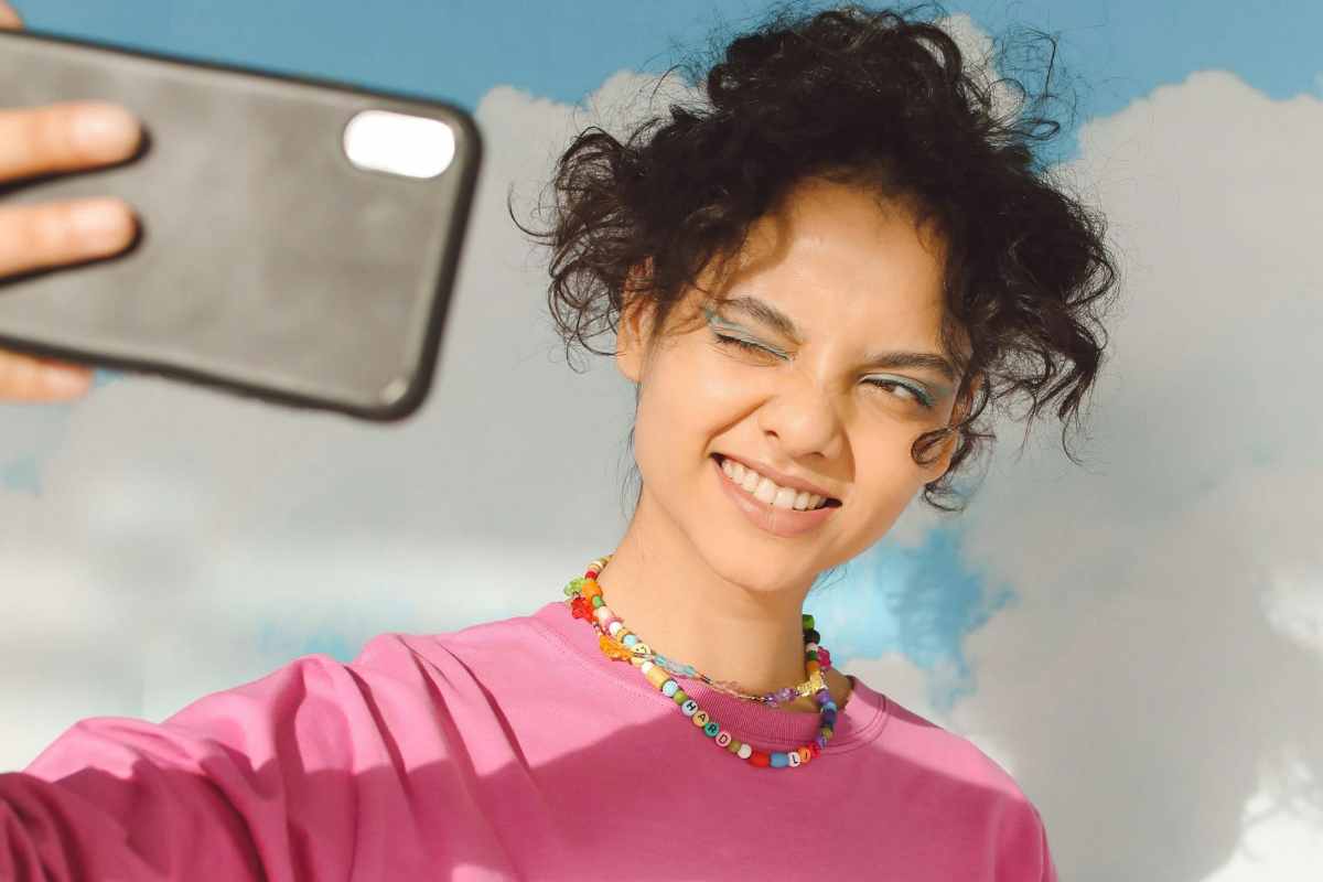 Una ragazza che si scatta un selfie