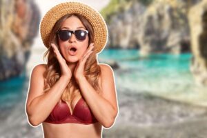 ragazza con costume e occhiali da sole, paesaggio marittimo alle spalle
