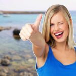 ragazza in primo piano e paesaggio sullo sfondo