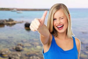 ragazza in primo piano e paesaggio sullo sfondo