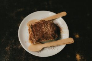 tiramisù con posate in legno