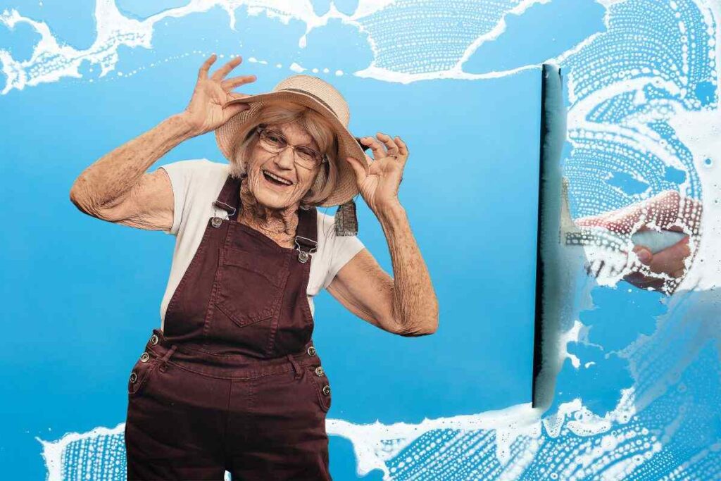 Se non era per la nonna stavo ancora a pulire i vetri: grazie al suo consiglio ora brillano