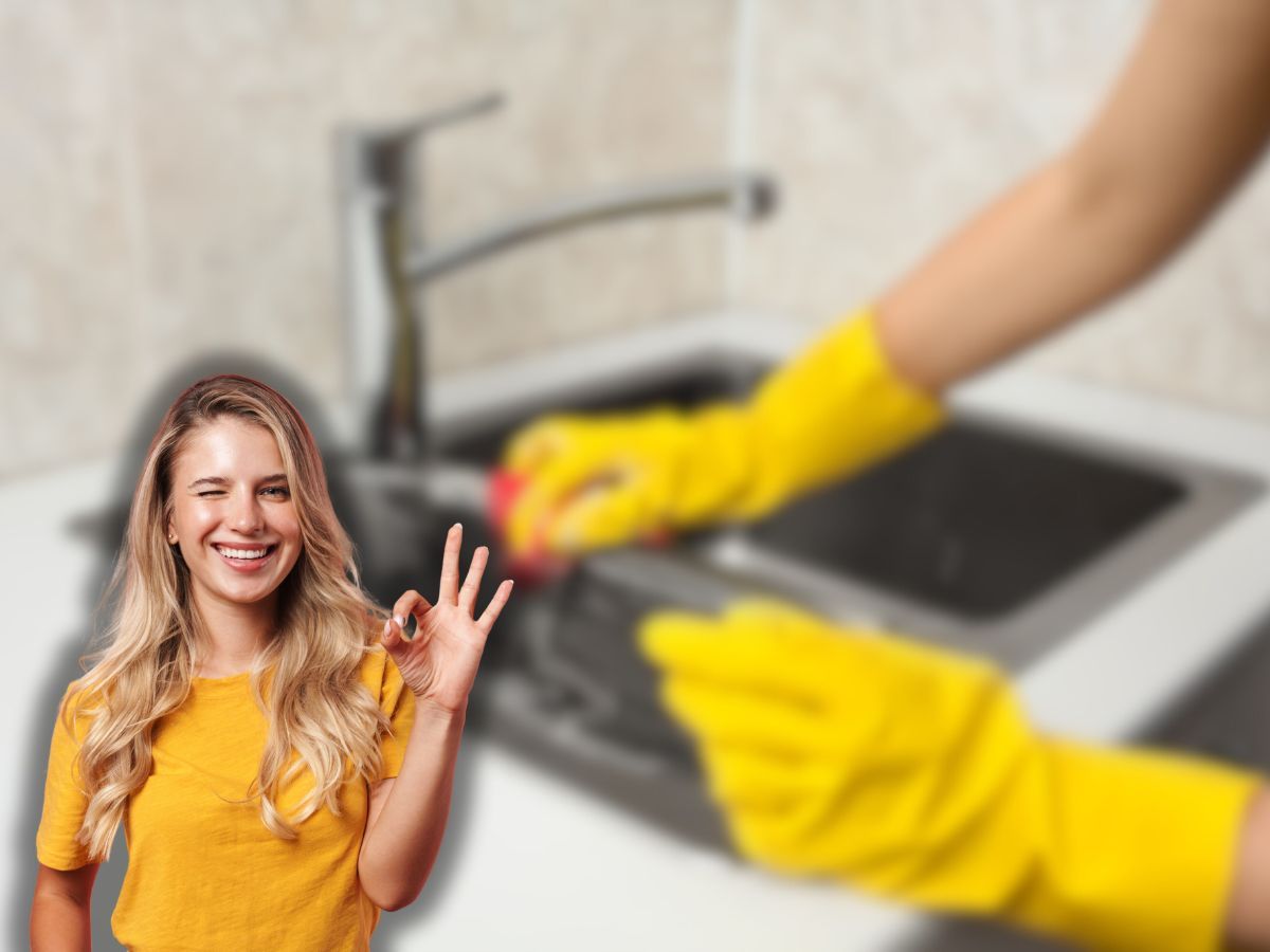donna che pulisce lavandino e un'altra sorridente che fa ok con le mani