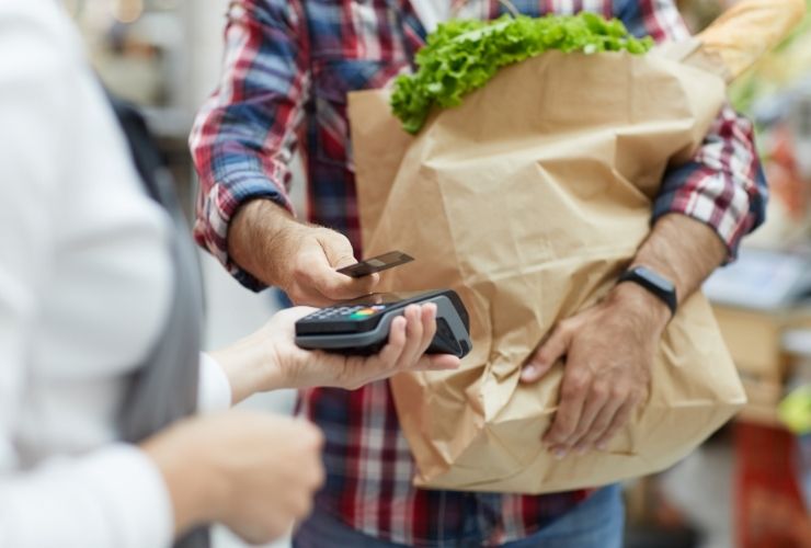 Uomo paga spesa supermercato