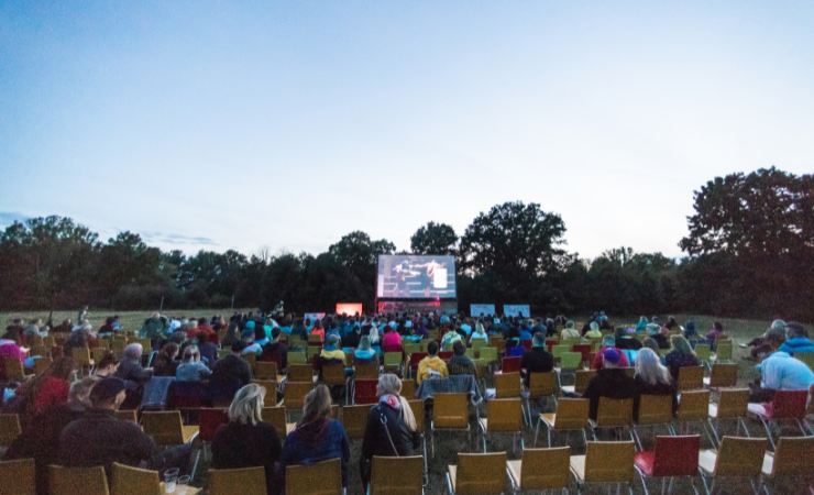 persone guardano film all'aperto