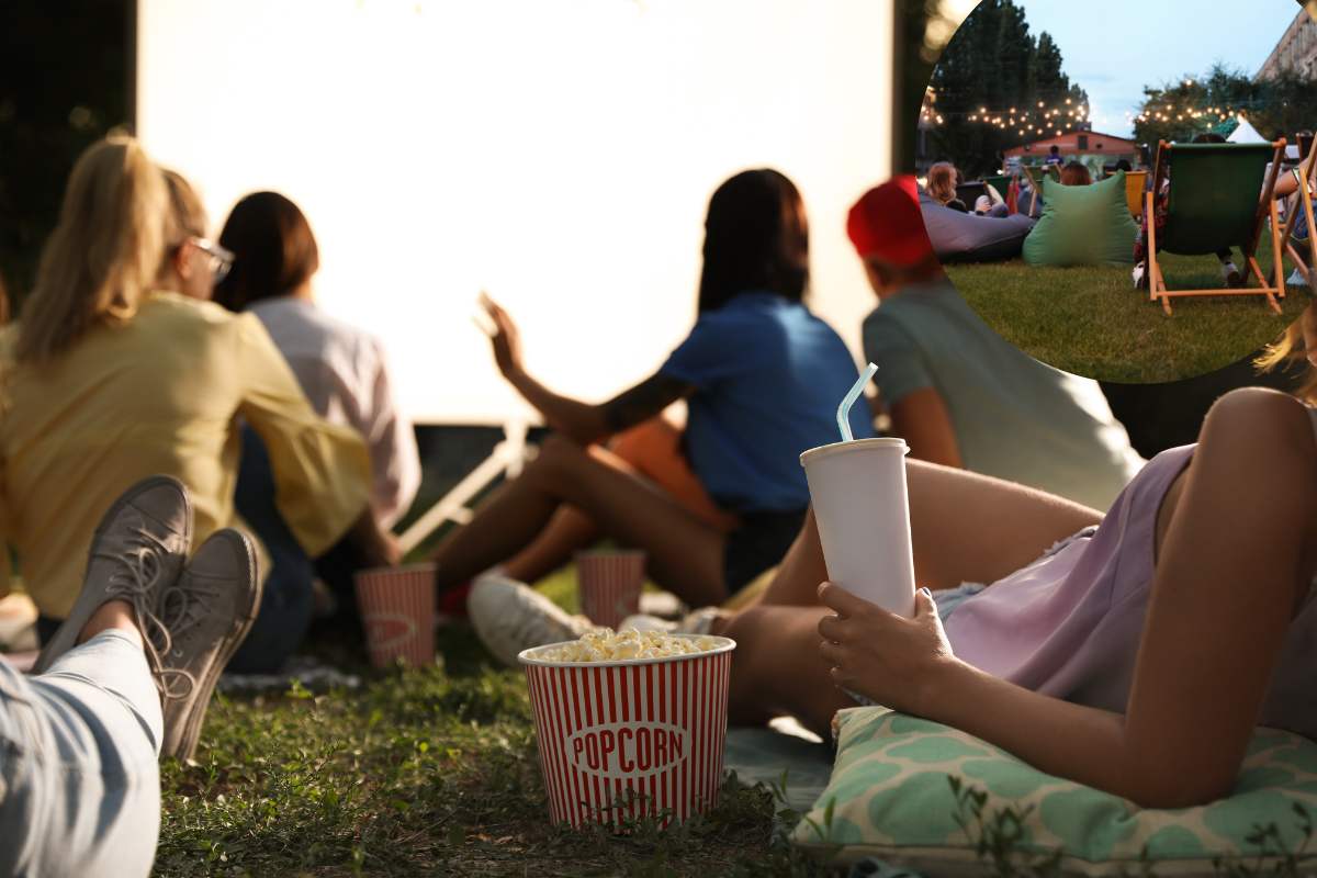 persone guardano un film all'aperto