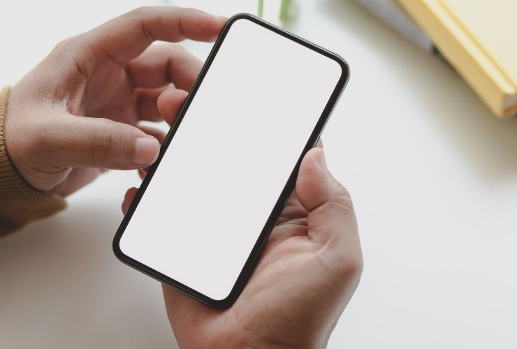 Bambino usa smartphone
