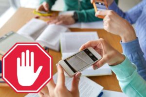 Studenti usano smartphone classe
