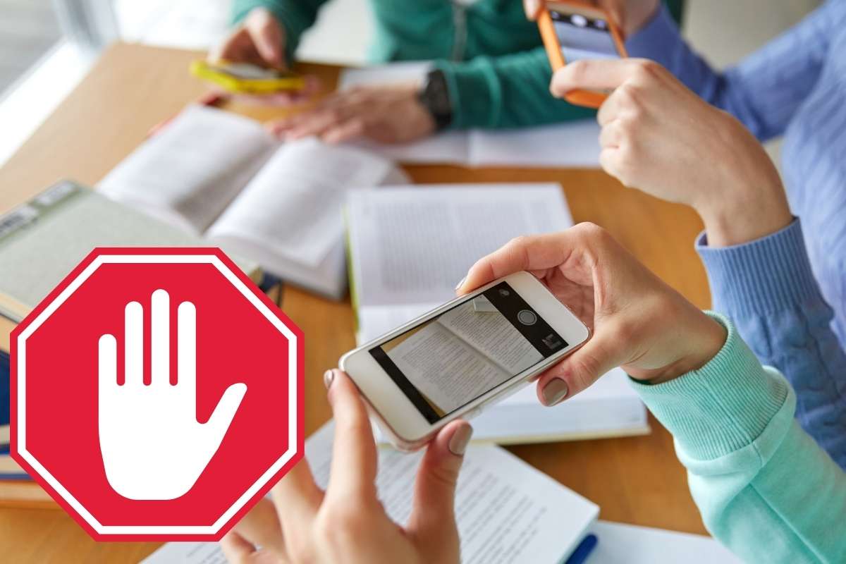 Studenti usano smartphone classe