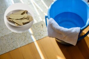 secchio con acqua e foglie di alloro