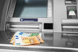 Sportello bancomat banconote