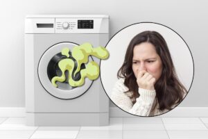 donna che si tappa il naso per la puzza dalla lavatrice