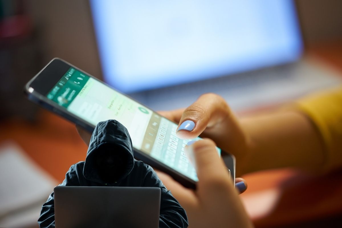 Donna utilizza WhatsApp hacker
