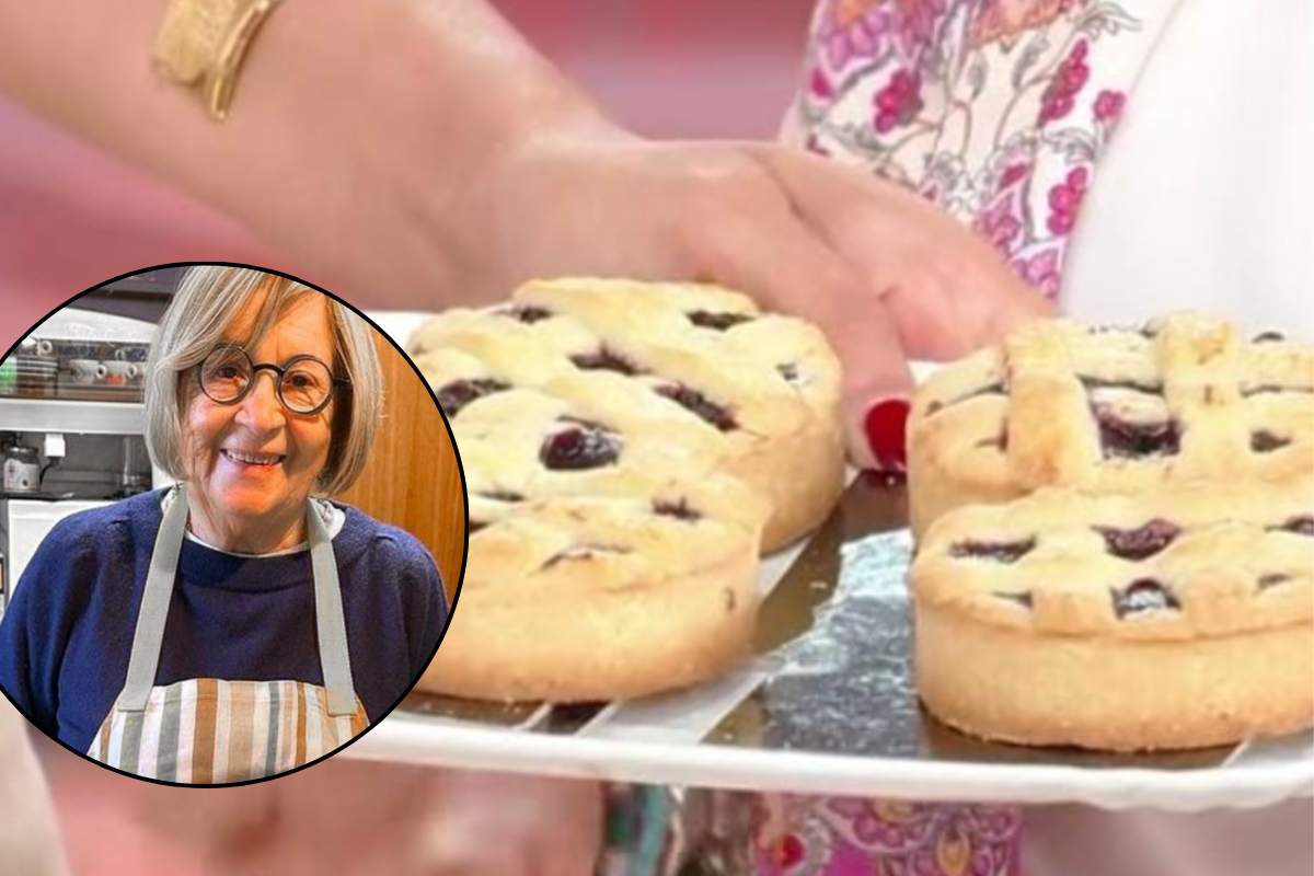 Anna Moroni e crostatine nello sfondo