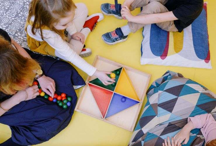 bambini che giocano al nido 