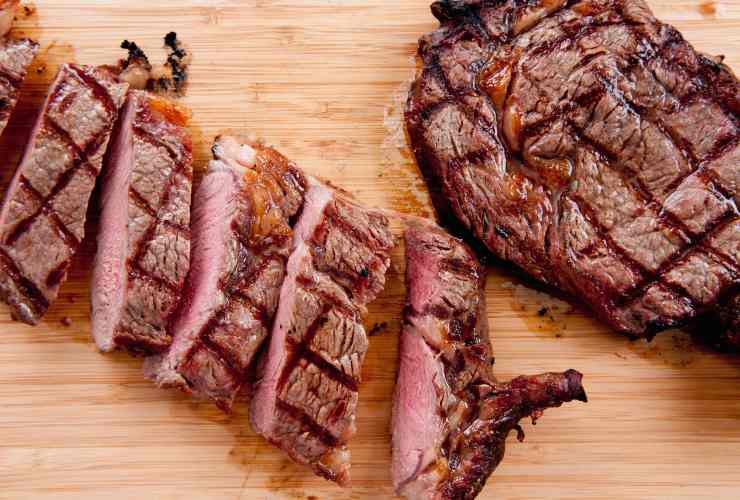 carne tagliata sul tagliere