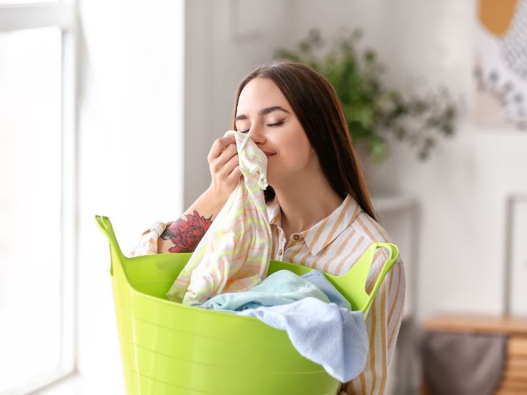 donna odora il bucato
