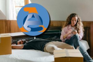 Una coppia sconfortata in camera da letto e, in evidenza, il logo dell'Agenzia delle Entrate