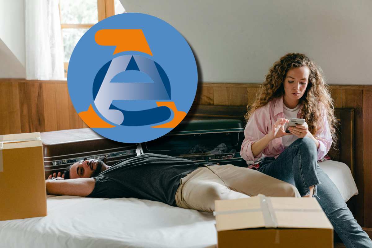 Una coppia sconfortata in camera da letto e, in evidenza, il logo dell'Agenzia delle Entrate