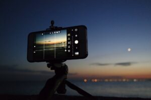 smartphone che punta alla luna