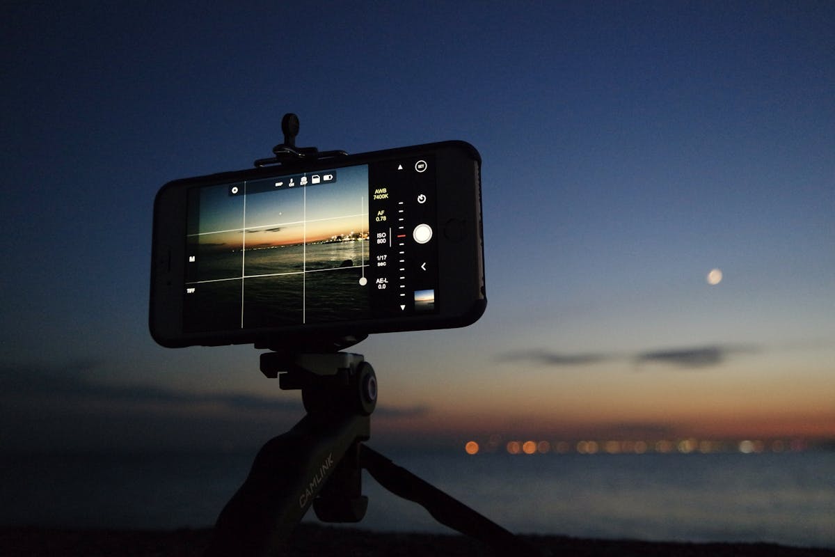 smartphone che punta alla luna