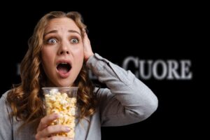 logo la notte nel cuore e donna sconvolta che guarda tv